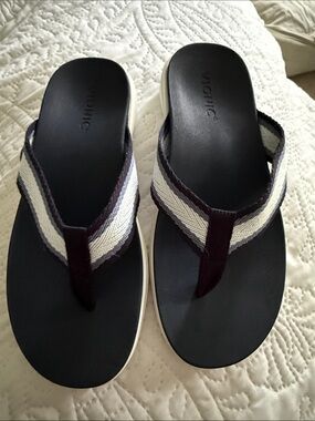 Vionic Navy and White Flip Flops Never Worn